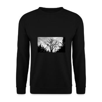 Baum mit seinen kahlen Ästen am Himmel - Unisex Pullover - Schwarz - Vorne - Alina (178cm) & Michal (187cm)