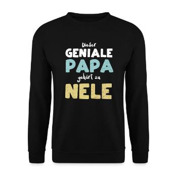 Dieser Geniale Papa Gehört Zu Nele - Unisex Pullover - Schwarz - Vorne - Alina (178cm) & Michal (187cm)
