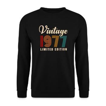JAHRGANG 1977. 44. GEBURTSTAG - Unisex Pullover - Schwarz - Vorne - Alina (178cm) & Michal (187cm)