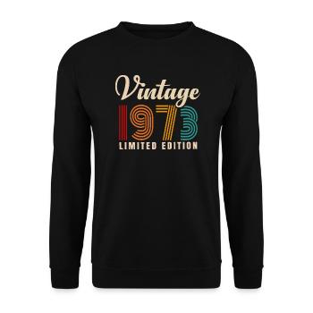 JAHRGANG 1973. 48. GEBURTSTAG - Unisex Pullover - Schwarz - Vorne - Alina (178cm) & Michal (187cm)