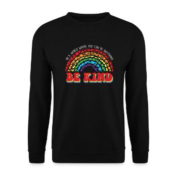 In einer Welt, in der du alles sein kannst, sei freundlich - Unisex Pullover - Schwarz - Vorne - Alina (178cm) & Michal (187cm)