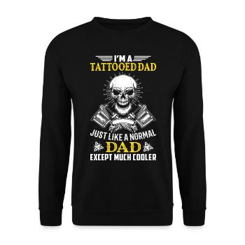 Tattoo Papa tätowiert cooler Vater Dad Totenkopf - Unisex Pullover - Schwarz - Vorne - Alina (178cm) & Michal (187cm)
