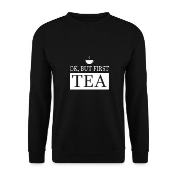 OK, but first TEA - Unisex Pullover - Schwarz - Vorne - Alina (178cm) & Michal (187cm)