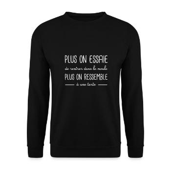 Plus on essaie de rentrer dans le moule - Sweat-shirt Unisexe - noir - Devant - Alina (178cm) & Michal (187cm)
