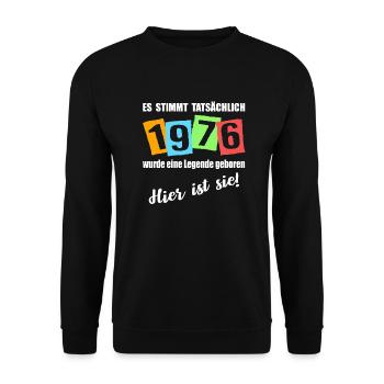 Legende ist 1976 geboren. Geburtstagsspruc - Unisex Pullover - Schwarz - Vorne - Alina (178cm) & Michal (187cm)