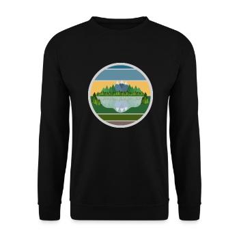 The Mountain Calls: Sonnenaufgang am Bergsee - Unisex Pullover - Schwarz - Vorne - Alina (178cm) & Michal (187cm)