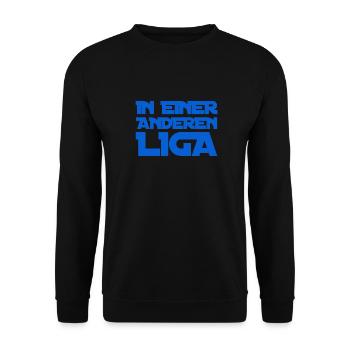 ich spiele in einer anderen Liga - Unisex Pullover - Schwarz - Vorne - Alina (178cm) & Michal (187cm)