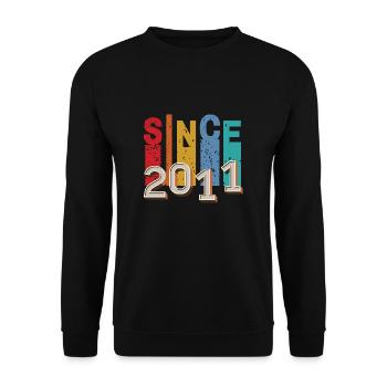 Seit 2011 retro - Unisex Pullover - Schwarz - Vorne - Alina (178cm) & Michal (187cm)