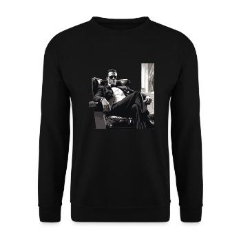 Chef de la mafia portant nonchalamment des lunettes de soleil sur un fauteuil en cuir - Sweat-shirt Unisexe - noir - Devant - Alina (178cm) & Michal (187cm)