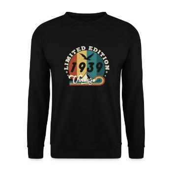 Aged to perfection 1940 Retro -Edition 2025. - Unisex Sweatshirt - black - Front - Alina (178cm) & Michal (187cm)
