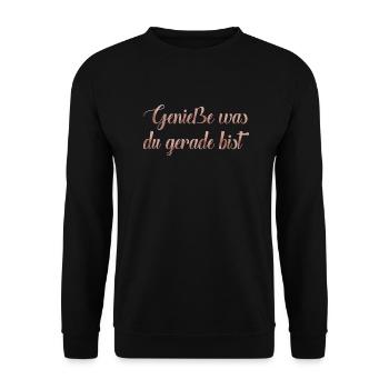 Genieße was du gerade bist - Unisex Pullover - Schwarz - Vorne - Alina (178cm) & Michal (187cm)