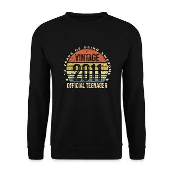 Jahrgang 2011 Offizielle Geschenke zum 13. Geburtstag von Teenagern - Unisex Pullover - Schwarz - Vorne - Alina (178cm) & Michal (187cm)