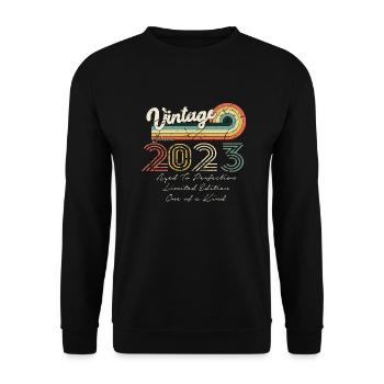 2023 Jahrgangsklassiker 2023 - Unisex Pullover - Schwarz - Vorne - Alina (178cm) & Michal (187cm)