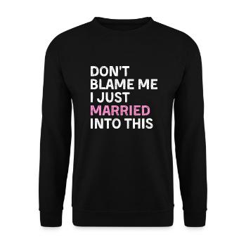Don't Blame Me I Just Married Into This - Unisex Pullover - Schwarz - Vorne - Alina (178cm) & Michal (187cm)