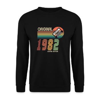 1982 Vintage Jahrgang Geburtstag Retro Geschenk - Unisex Pullover - Schwarz - Vorne - Alina (178cm) & Michal (187cm)