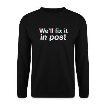 Wir werden es in der Nachbearbeitung beheben. Spannungsspitze. Weißer Text. - Unisex Pullover - Schwarz - Vorne - Alina (178cm) & Michal (187cm)