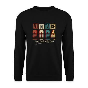 Jahrgang 2024: Limitierte Auflage - 1. Jubiläum. - Unisex Pullover - Schwarz - Vorne - Alina (178cm) & Michal (187cm)