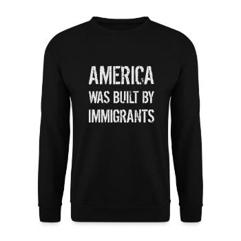 AMERICA WAS BUILT BY IMMIGRANTS Flüchtlingsrechte - Unisex Sweatshirt - black - Front - Alina (178cm) & Michal (187cm)