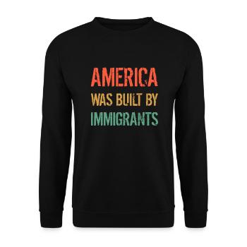 AMERICA WAS BUILT BY IMMIGRANTS Flüchtlingsrechte - Unisex Sweatshirt - black - Front - Alina (178cm) & Michal (187cm)