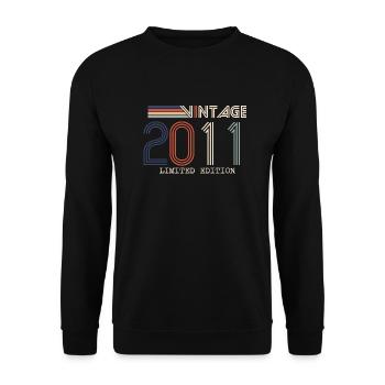 Jahrgang 2011 Jubiläumsgeschenk - Jahrgang 2011 - Unisex Pullover - Schwarz - Vorne - Alina (178cm) & Michal (187cm)