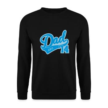 Dad Est. 2014 - Unisex Pullover - Schwarz - Vorne - Alina (178cm) & Michal (187cm)