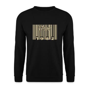 Jahrgang 1982 Barcode 1982: Jahr 2025. - Unisex Pullover - Schwarz - Vorne - Alina (178cm) & Michal (187cm)
