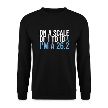 Auf einer Skala von 1 bis 10 bin ich ein 26.2 - Unisex Pullover - Schwarz - Vorne - Alina (178cm) & Michal (187cm)