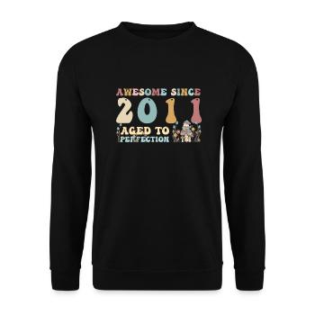 Génial depuis 2011 - 12e anniversaire - 2023 Groovy - Sweat-shirt Unisexe - noir - Devant - Alina (178cm) & Michal (187cm)