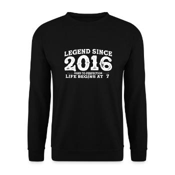 Legende seit 2016 7 Jahr der Perfektion - 7. Platz - Unisex Pullover - Schwarz - Vorne - Alina (178cm) & Michal (187cm)