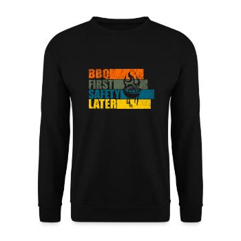 BBQ FIRST SAFETY LATER - Unisex Pullover - Schwarz - Vorne - Alina (178cm) & Michal (187cm)
