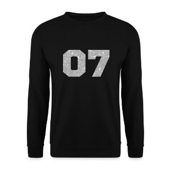 Nummer 7 Silberglitter - 7. Jahrestag - Unisex Pullover - Schwarz - Vorne - Alina (178cm) & Michal (187cm)