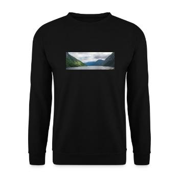 Landschaft in der Nähe von Hellesylt Harbor in Hellesylt - Unisex Pullover - Schwarz - Vorne - Alina (178cm) & Michal (187cm)