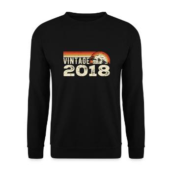Jahrgang 2018 Retro 2018 Geburtstagsgeschenk 2018 - Unisex Pullover - Schwarz - Vorne - Alina (178cm) & Michal (187cm)