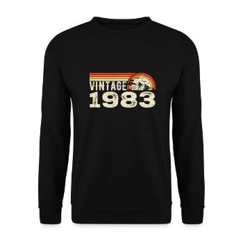 Jahrgang 1983 Geburtstagsgeschenk 1983 Retro 1983 - Unisex Pullover - Schwarz - Vorne - Alina (178cm) & Michal (187cm)