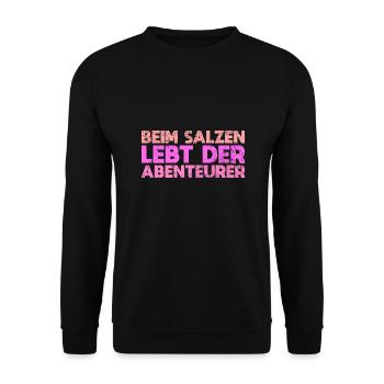 Beim Salzen Lebt Der Abenteurer - Unisex Pullover - Schwarz - Vorne - Alina (178cm) & Michal (187cm)