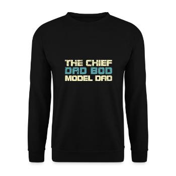 The Chief Dad Bod Model Dad - Unisex Pullover - Schwarz - Vorne - Alina (178cm) & Michal (187cm)