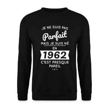 Anniversaire 60 ans - Pas parfait mais né en 1962 - Sweat-shirt Unisexe - noir - Devant - Alina (178cm) & Michal (187cm)