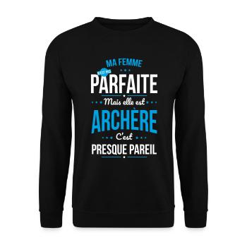 Ma femme n'est pas parfaite mais elle est archère - Sweat-shirt Unisexe - noir - Devant - Alina (178cm) & Michal (187cm)