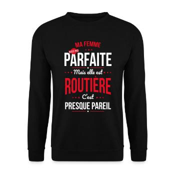 Ma femme n'est pas parfaite mais elle est routière - Sweat-shirt Unisexe - noir - Devant - Alina (178cm) & Michal (187cm)