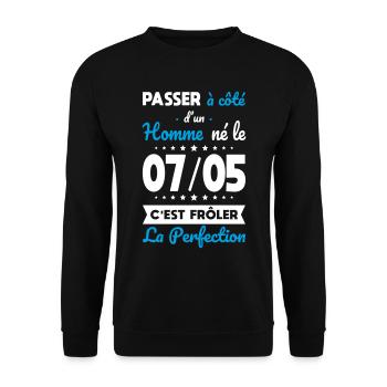 Anniversaire - Né le 7 Mai Frôler perfection - Sweat-shirt Unisexe - noir - Devant - Alina (178cm) & Michal (187cm)