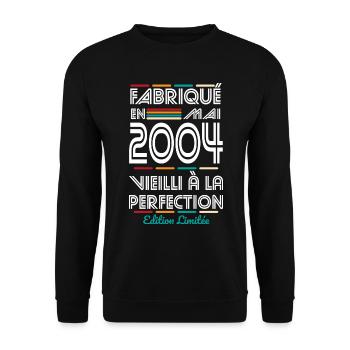20-jähriges Jubiläum - Hergestellt im Mai 2004 - Unisex Pullover - Schwarz - Vorne - Alina (178cm) & Michal (187cm)