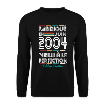 20-jähriges Jubiläum - Hergestellt im Juni 2004 - Unisex Pullover - Schwarz - Vorne - Alina (178cm) & Michal (187cm)
