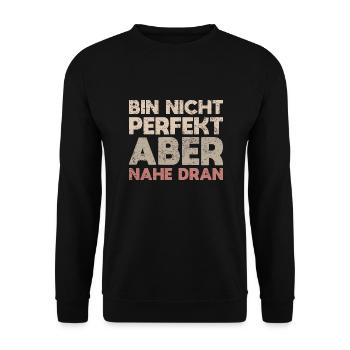 Bin Nicht Perfekt, Aber Nahe Dran - Unisex Pullover - Schwarz - Vorne - Alina (178cm) & Michal (187cm)
