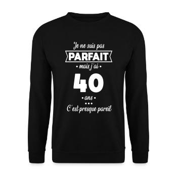 Anniversaire 40 ans - Pas parfait mais 40 ans - Sweat-shirt Unisexe - noir - Devant - Alina (178cm) & Michal (187cm)