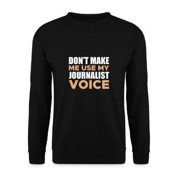 Dont Make Me Use My Journalist Voice - Unisex Pullover - Schwarz - Vorne - Alina (178cm) & Michal (187cm)