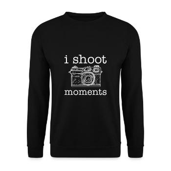 I Shoot Moments Shirt Gift - Unisex Sweatshirt - black - Front - Alina (178cm) & Michal (187cm)