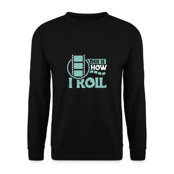 This Is How I Roll Fotograf Shirt Geschenk - Unisex Pullover - Schwarz - Vorne - Alina (178cm) & Michal (187cm)