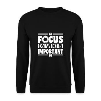 Focus On What Is Important Photographer - Unisex Sweatshirt - black - Front - Alina (178cm) & Michal (187cm)