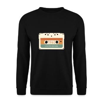Cassette 1963 60th Birthday Shirt Gift - Sweat-shirt Unisexe - noir - Devant - Alina (178cm) & Michal (187cm)