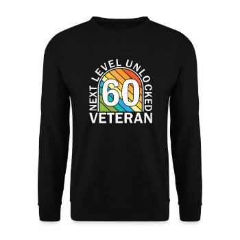 60. Geburtstag - Next Level unlocked: Veteran - Unisex Pullover - Schwarz - Vorne - Alina (178cm) & Michal (187cm)